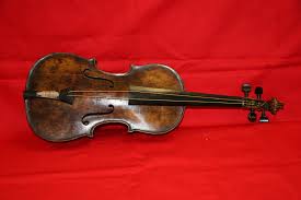 Cây đàn violin trên tàu Titanic bán giá kỷ lục