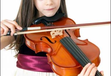 Trẻ em tập chơi đàn violin – Có lợi ích gì cho bé?